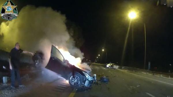 لحظات نفس گیر نجات زن گرفتار در خودروی آتش گرفته